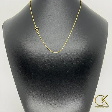 Corrente Rabo de Rato Quadrada - Banhada a Ouro - 18k 1,2mm - 50, 60cm ou 70cm - Fecho Tradicional   A corrente Rabo de Rato Quadrada com espessura de 1,2mm é uma corrente de joia que possui um design único, com elos quadrados entrelaçados que criam uma aparência elegante e sofisticada. Essa corrente é banhada a 10 camadas de ouro 18k, o que confere a ela um acabamento dourado brilhante e durável.  A corrente possui um fecho tradicional, que é um tipo de fecho clássico e seguro, fácil de abrir e fechar. Com um comprimento de 50cm 60cm 70cm, é uma opção versátil que pode ser usada sozinha como colar ou combinada com pingentes e outras joias para criar diferentes estilos.  Todas as nossas peças contém aplicação de Verniz Italiano antialérgico. Não muda o tom final da cor dos banhos. Não causa alergias e protege a sua Joia.  O banho de ouro 18k é uma camada fina de ouro que é aplicada sobre uma base de metal (geralmente latão ou cobre) por meio de um processo eletroquímico. Essa camada de ouro confere à corrente um acabamento luxuoso e duradouro, com uma aparência semelhante ao ouro sólido, porém a um preço mais acessível.  É importante lembrar que, como qualquer joia banhada, a corrente Rabo de Rato Quadrada banhada a ouro 18k pode eventualmente sofrer desgaste do banho de ouro ao longo do tempo, especialmente se estiver em contato com substâncias como produtos químicos, perfumes, loções ou suor. Portanto, é recomendado cuidar bem da corrente, evitar o contato com substâncias abrasivas e limpá-la regularmente para garantir sua durabilidade e aparência porém todas as nossas correntes tem 1 ano de garantia.    Confira todas as Correntes Rabo de rato disponíveis em nossa loja  Confira todas as Correntes Rabo de rato disponíveis em nossa loja  Confira todos as Pingentes disponíveis em nossa loja   ; conceitokjoias.com.br
